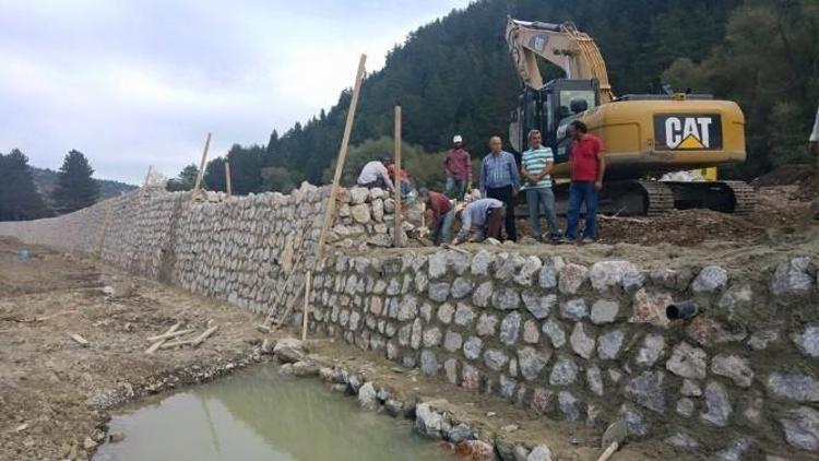 Azdavay’da İstinat Duvarı Çalışmaları Devam Ediyor