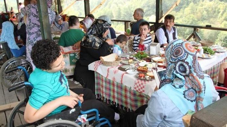 Özel Çocuklar Kahvaltıda Bir Araya Geldi