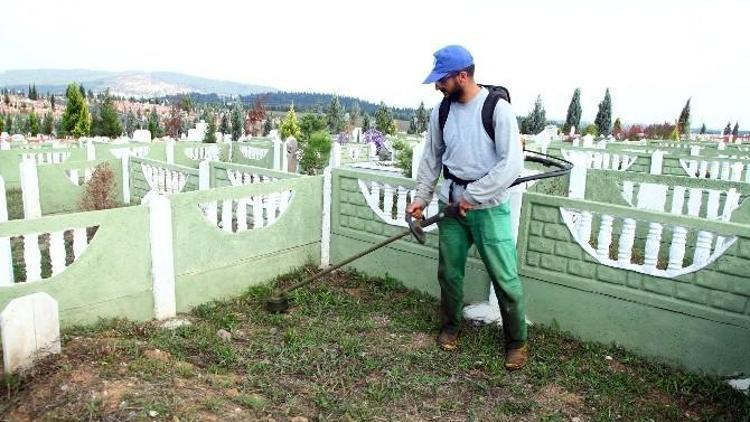 Sakarya’daki Mezarlıklar Bayrama Hazırlanıyor