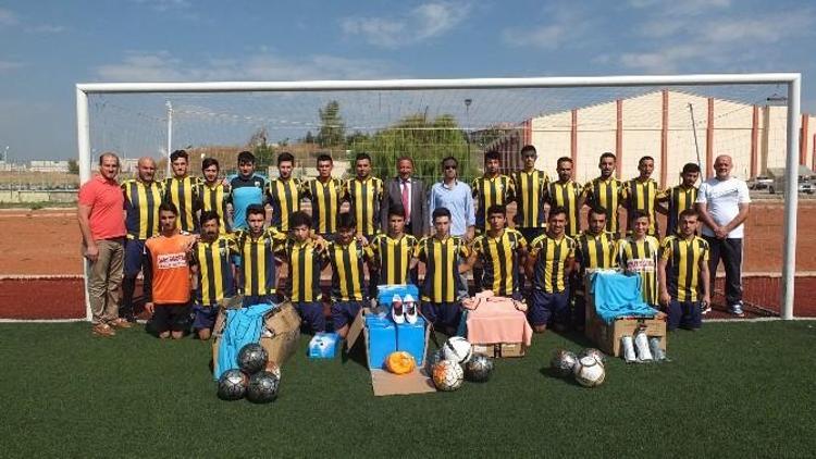 Söğüt Belediyesi Söğütspor’a Malzeme Yardımı Yaptı