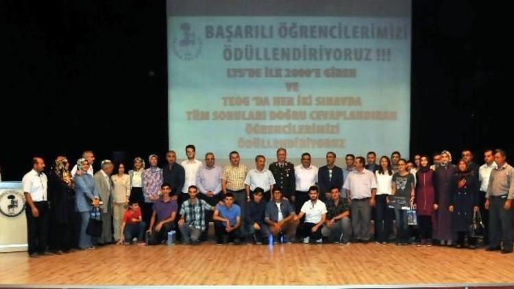 Akşehir Belediyesi Başarılı Öğrencileri Ödüllendirdi