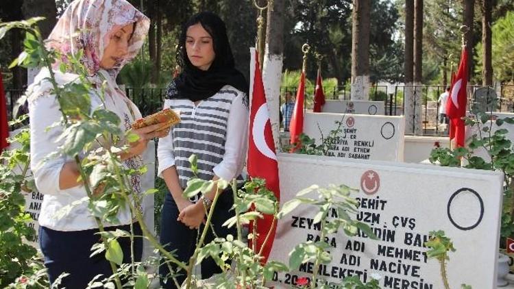 Mersin Şehitliği’nde Hüzünlü Bayramlaşma