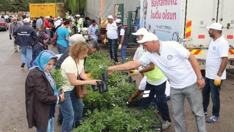 Kabir Ziyaretleri İçin Çiçekler Büyükşehirden