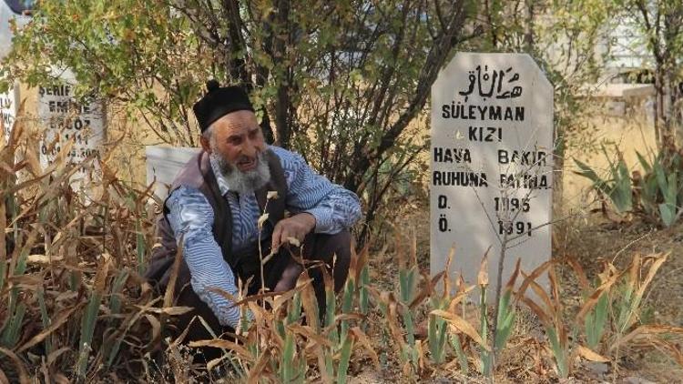 Elazığ’da Vatandaşlar Bayram Öncesi Kabristanlıkları Ziyaret Etti