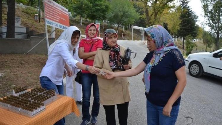 Bozüyük İlçe Mezarlığında Arife Yoğunluğu Yaşanırken Mezbahada Kurban Rehberi Dağıtıldı