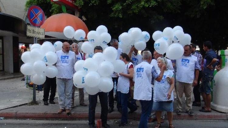 Mersin Barış Bloku Üyeleri Çocuklara Balon Dağıttı
