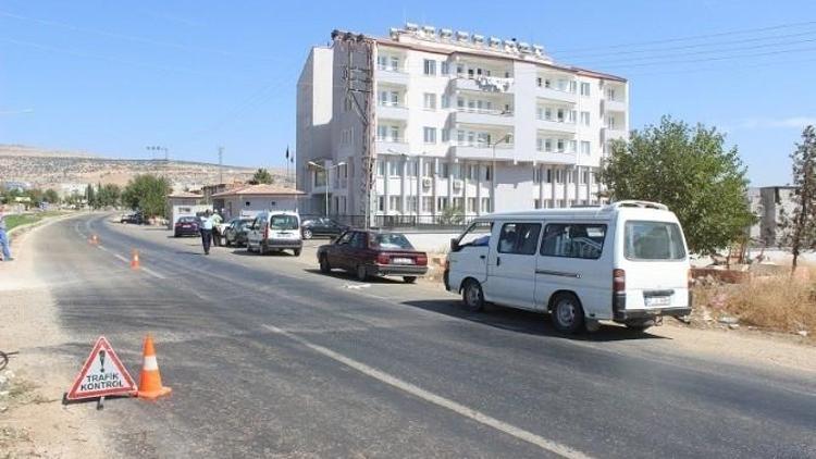 Trafik Polisleri Sürücülere Bayram Şekeri Dağıtıp Dikkatli Olmaları Konusunda Uyardı