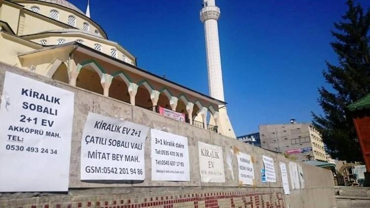 Hz Ömer Camii Duvarı Emlak Panosuna Döndü