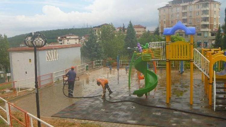 Bilecik’te Sağanak Yağış Sonrası Kirlenen Park Temizlendi