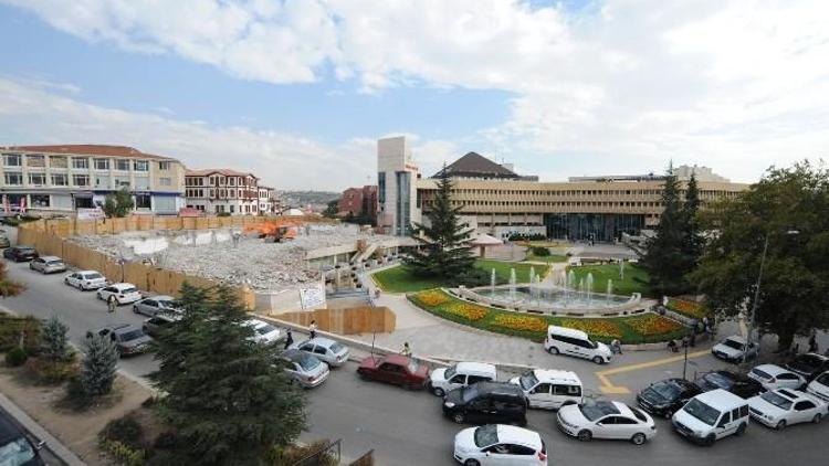 Başkan Tiryaki Belediye Binasını Da Yıkıyor
