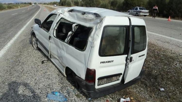 Beyşehir’de Hafif Ticari Araç Takla Attı: İki Yaralı
