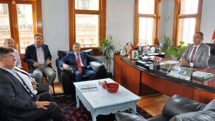 Ayvalık Belediye Başkanı Gençer’e Başkan Uğur’dan Ziyaret