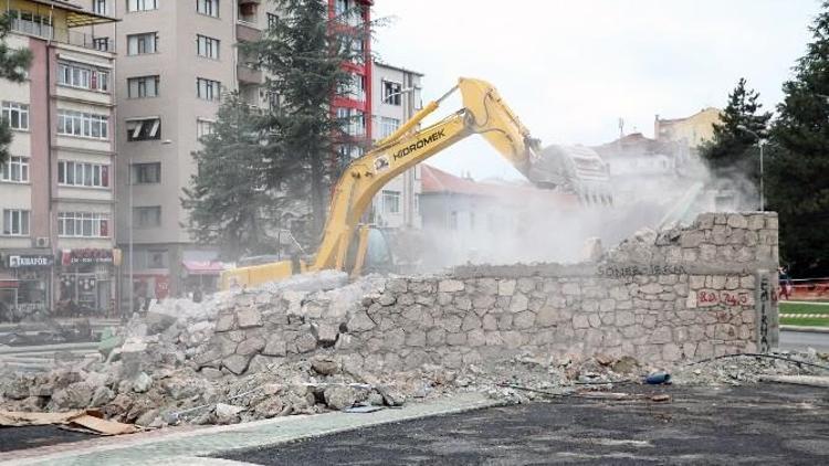 İstasyon Meydanındaki Trafo Binası Yıkıldı