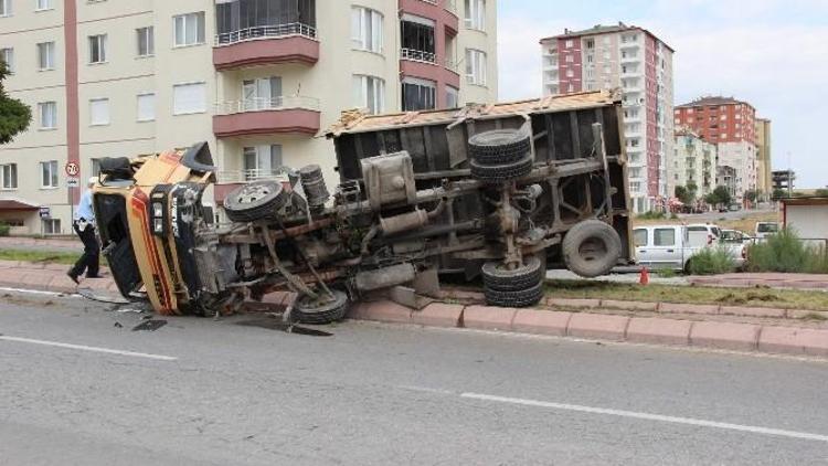 Kamyon Orta Refüje Devrildi: 3 Yaralı