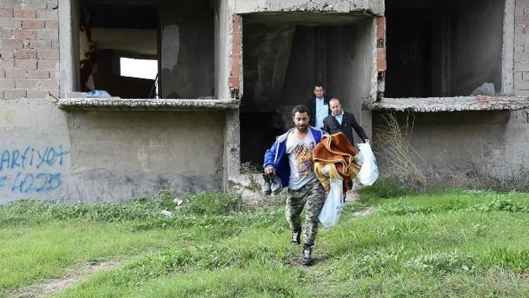 Başkan Akgün, 2 Çocuğuyla İnşaatta Yaşayan Alan Ailesine Sahip Çıktı