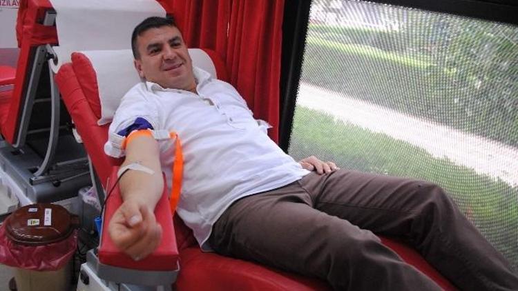 İl Eğitim Müdürlüğü Bahçesinde Kan Bağışı Kampanyası Düzenlendi