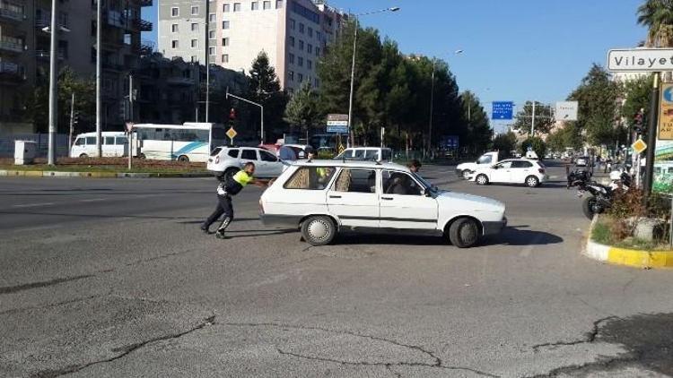 Yolda Kalan Sürücüye Trafik Polisi Yardım Etti