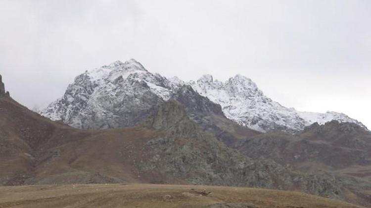 Erek Dağı’na Yılın İlk Karı Düştü