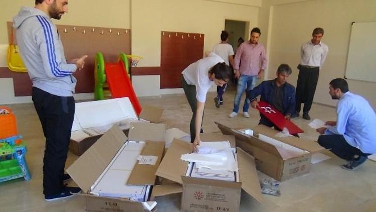 İstanbuldan Gelen Gönüllüler Köy Okuluna Etkinlik Sınıfları Yaptı