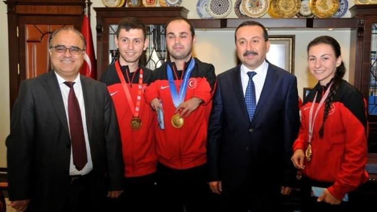 Ödüllü Topluluk Ve Milli Sporculardan Rektör Gökbel’e Ziyaret