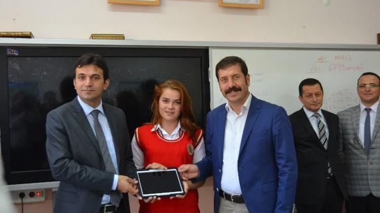 Sındırgı’da Tablet Dağıtımı