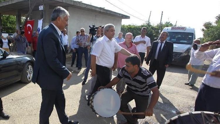 Yol Asfaltlayan Başkan Karalar’a Davullu Karşılama