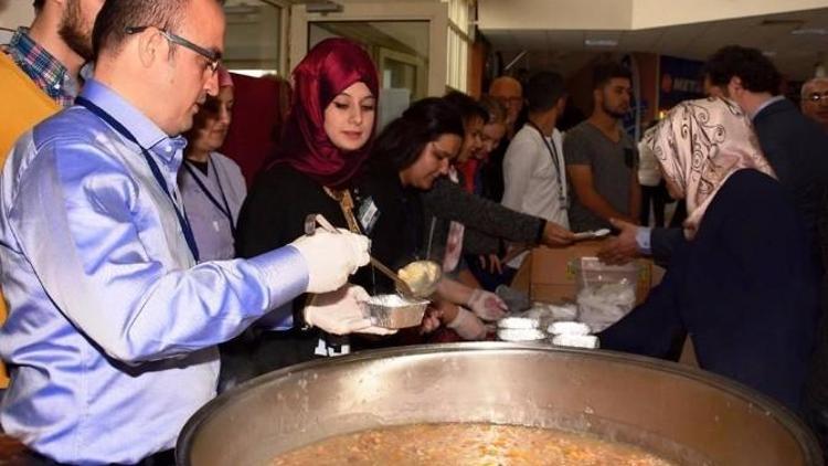 Turan, Üniversite Öğrencilerine Aşure Dağıttı