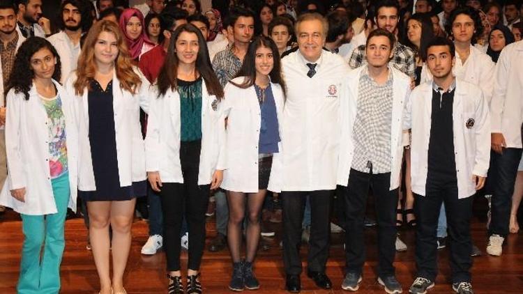 AÜ’de Genç Doktor Adayları Önlük Giydi