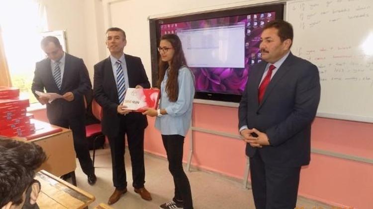 Edremit’te Öğrencilerin Tablet Sevinci