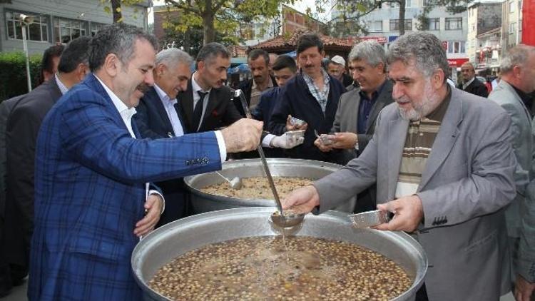 Akyazı Belediyesi Aşure Dağıttı