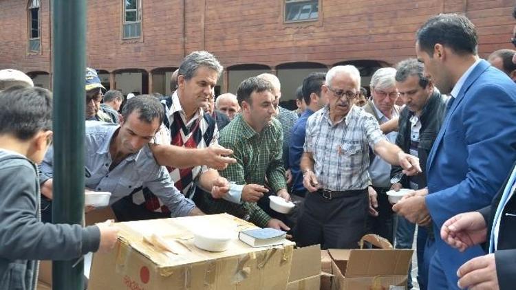 Sinop’ta Cuma Namazı Çıkışı Aşure Dağıtıldı