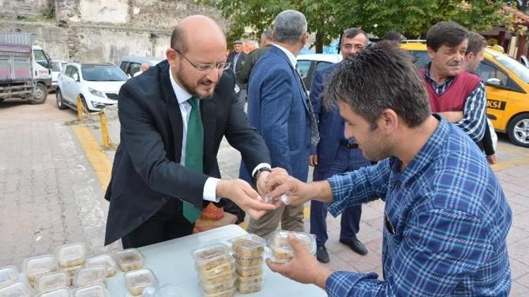 Başkan Özcan Vatandaşlara Aşure Dağıttı