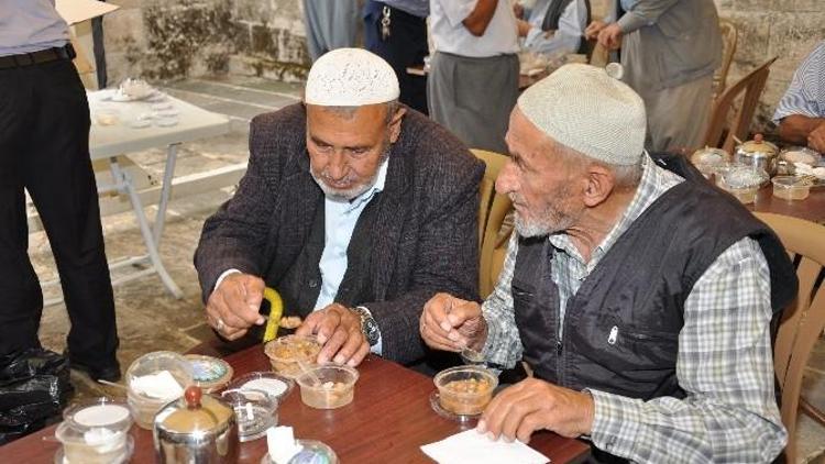 Tarsus Belediyesi Aşure Dağıttı