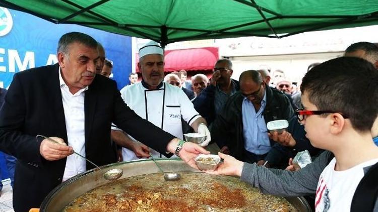 Başkan Toçoğlu Vatandaşlara Aşure İkramında Bulundu