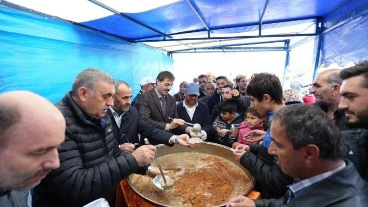 Serdivan Belediyesi 3 Bin Kişilik Aşure Dağıttı