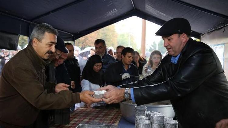 Adapazarı Belediyesi 4 Bin Kişiye Aşure Dağıttı