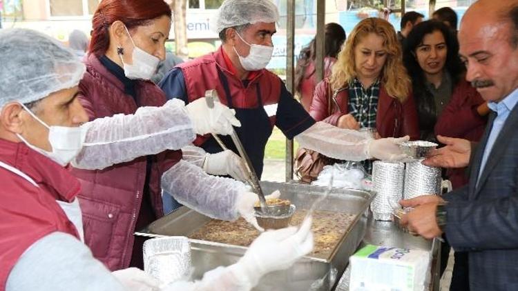 Van Büyükşehir Belediyesi’nden Aşure Dağıtımı