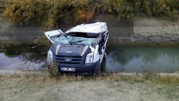 Van’da Trafik Kazası; 1 Ölü, 13 Yaralı