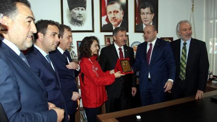 AK Parti, Şampiyon İlknur Gedik’i Ödüllendirdi