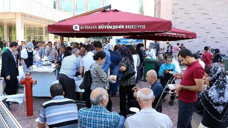 Antalya’da 25 Bin Kişiye Aşure İkramı