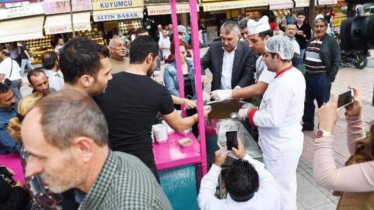 Seyhan Belediyesi 60 Bin Kişiye Aşure Dağıttı