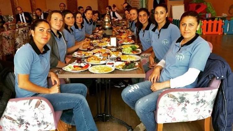 İzmit Belediyespor Kahvaltıda Buluştu