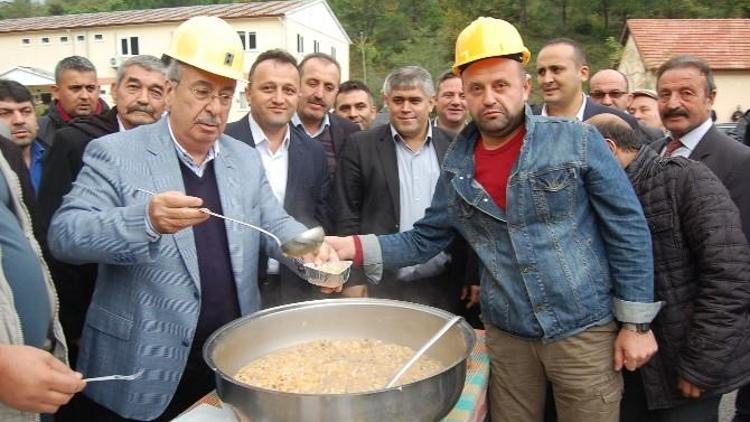 Çakan, Madenci Bareti Takıp Aşure Dağıttı