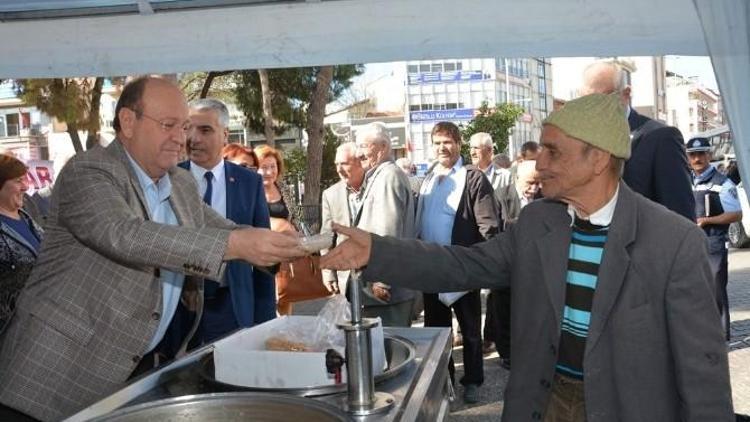 Başkan Özakcan, Aşureyi Kendi Elleriyle Dağıttı