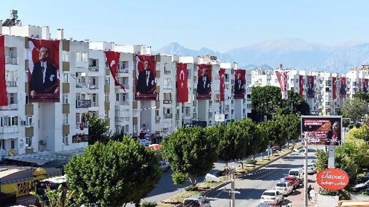Muratpaşa Belediyesi Atatürk Bayrağı Ve Atatürk Posteri Dağıttı