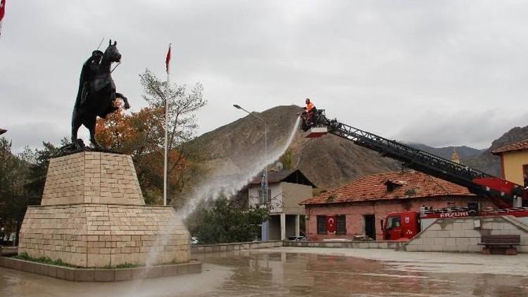 Çelenk Töreni Öncesinde Atatürk Heykeli Yıkandı