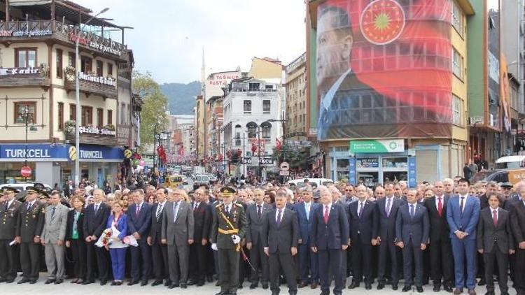 Rize’de 29 Ekim Cumhuriyet Bayramı Dolayısı İle Atatürk Anıtı’na Çelenk Bırakıldı