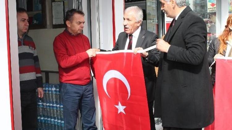 MHP, Esnaflara 10 Bin Bayrak Dağıttı