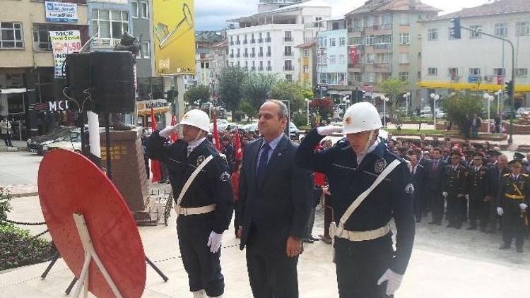 29 Ekim Cumhuriyet Bayramı Tosya’da Çelenk Sunumu İle Başladı
