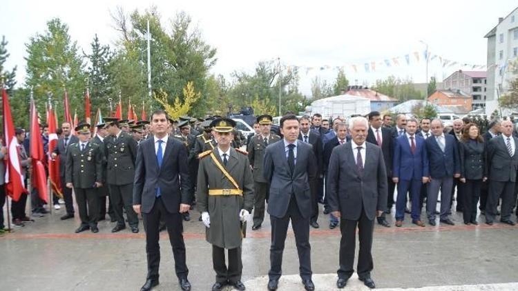 Eleşkirt’te Çelenk Sunma Töreni Düzenlendi